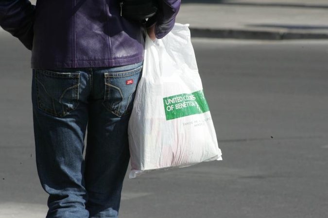 Uždraudus plastikinius maišelius prekybos centruose kilo sumaištis