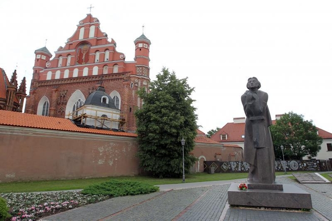 A.Mickevičiaus paminklui trūksta tvarkytojų dėmesio