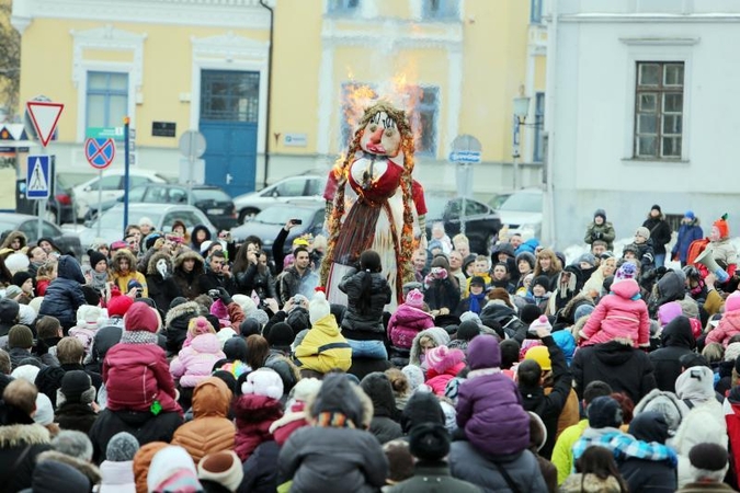 Žiemą lauk varę klaipėdiečiai vos tilpo Teatro aikštėje