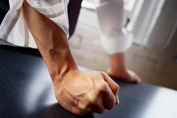 Moterų teises diskriminuojantys vyrai uždirba daugiau?