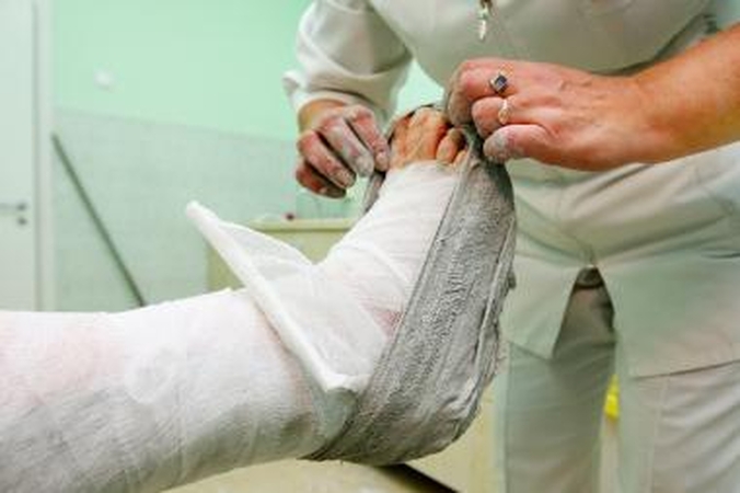 Medikai ragina stoti į kovą su slidžiais šaligatviais
