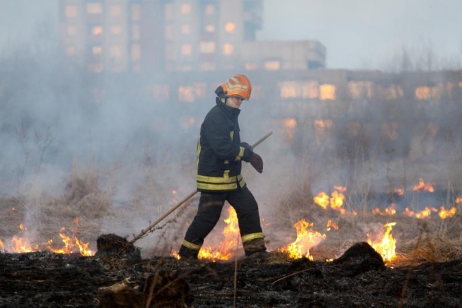 Ugniagesiai per parą 128 kartus gesino degančią žolę