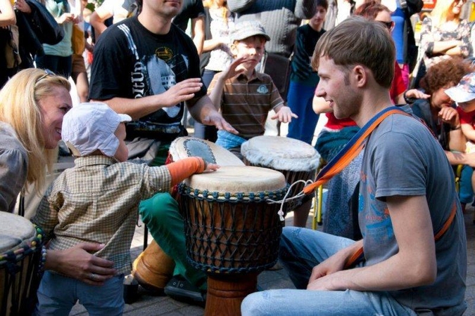 Vakarų Afrikos mokykla kviečia į būgnų pamokas