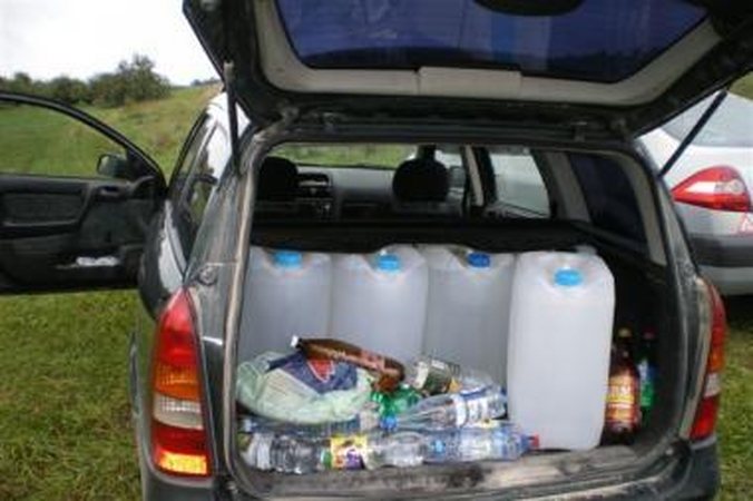 Moteris automobiliu gabeno 230 litrų spirito
