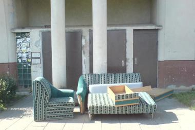 Išmesta sofa užgriozdino įėjimą į laiptinę
