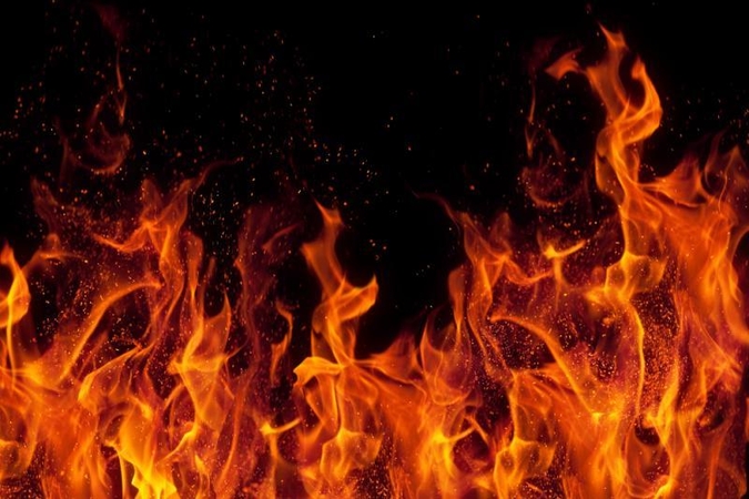 Vilniuje užsiliepsnojo daugiabučio rūsys
