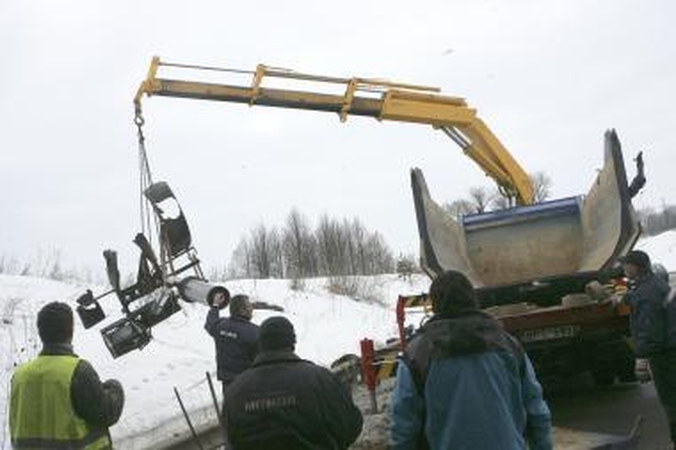 Kaune savivartis pakeltu kėbulu nepralindo po viaduku