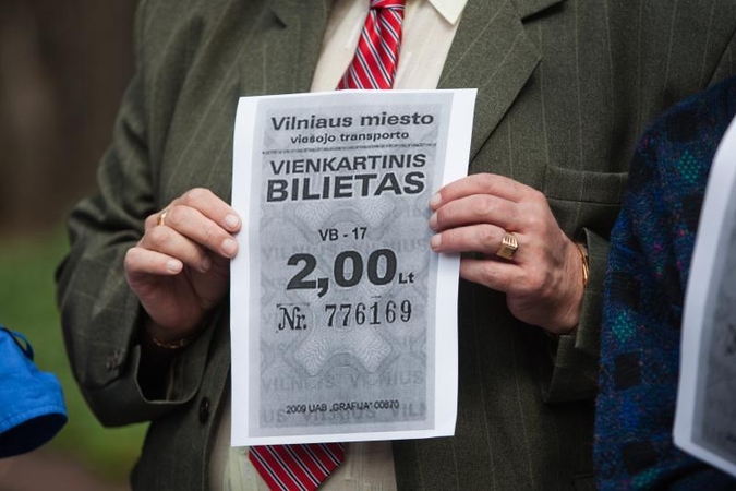 Vilniuje siūloma pratęsti popierinių bilietų galiojimą