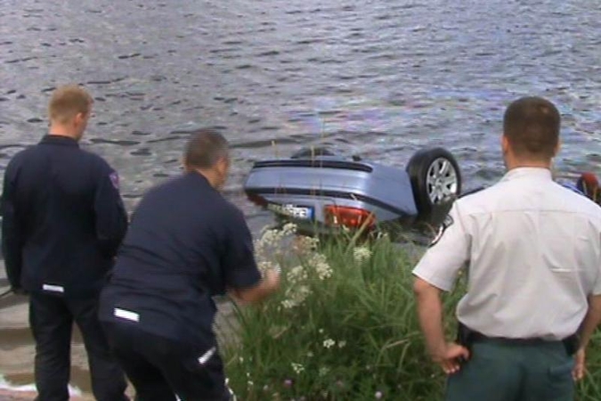 Neblaivi vilnietė nesuvaldė BMW ir įvažiavo į ežerą