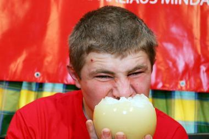 1370 gramų svorio stručio kiaušinį suvalgė per 4 minutės ir 6 sekundes!