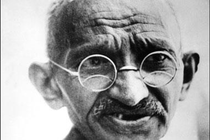 Indija pasipiktinusi M.Gandhi "biseksualumą" atskleidžiančia biografine knyga