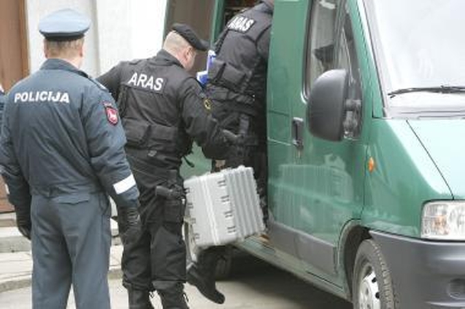 Į policijos nuovadą atnešta įtartina kuprinė