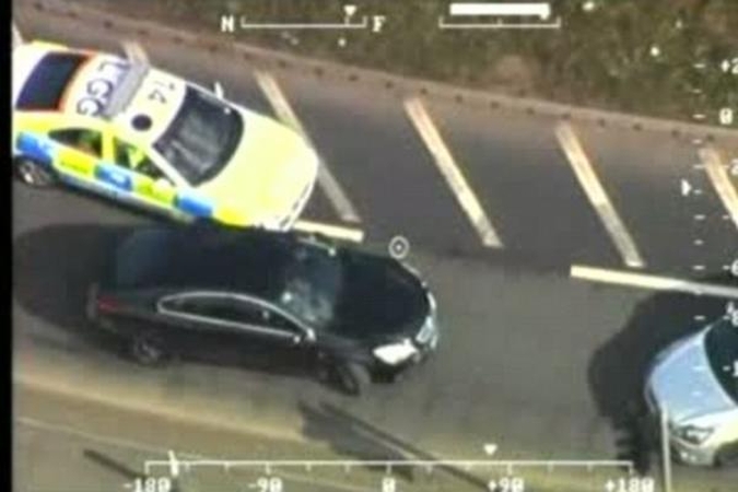 Kaip pabėgti nuo policijos, kuri apsupo automobilį