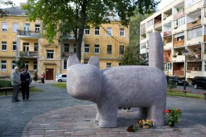 Atidengta katino skulptūra J.Ivanauskaitei
