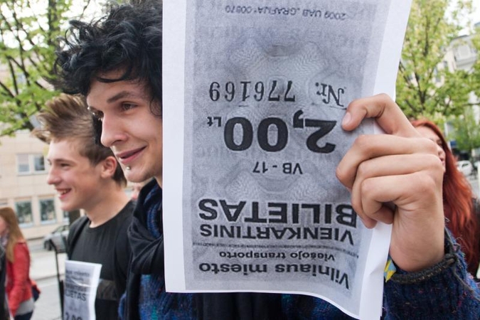 Savivaldybė spręs, ar pratęsti popierinių transporto bilietų prekybą