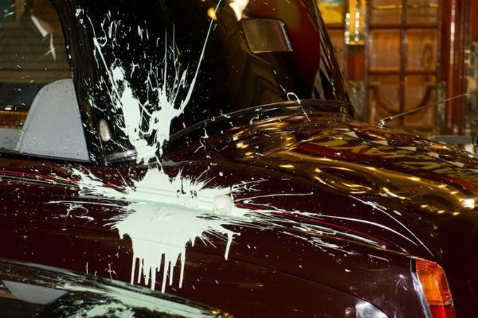 Britanijoje protestuojantys demonstrantai užpuolė princo Charleso automobilį