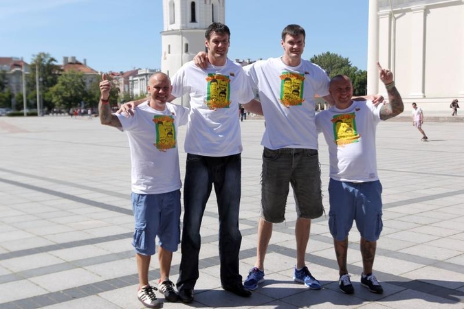Brolių Lavrinovičių veidai atsidūrė ant sirgalių marškinėlių