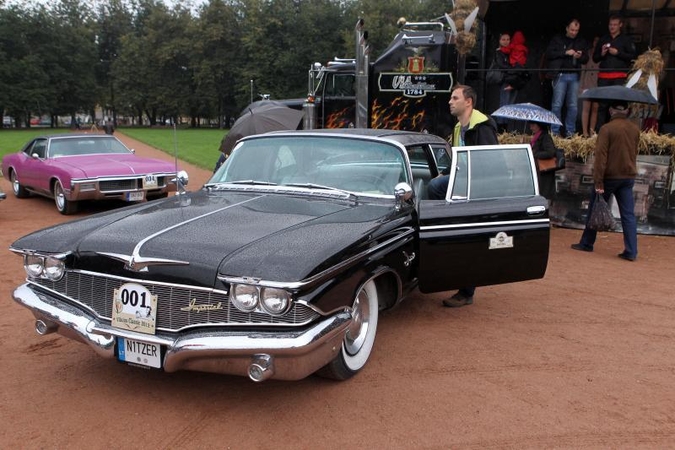 Lukiškių aikštėje vyko senovinių automobilių paroda 