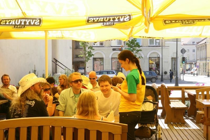 Lauko kavinės klesti net ir lietingą vasarą