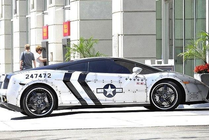 Chrisas Brownas sėdo į „Lamborghini“, primenantį „F-68 Sabre“ lėktuvą