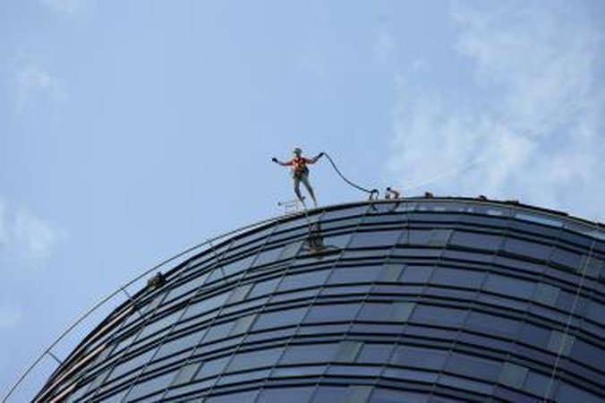 Ekstremalai šoko su virve iš 125 m aukščio