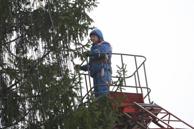 Pradėta puošti šventinė eglė