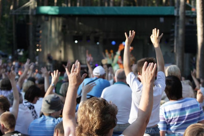 Kulautuvoje - vienuoliktasis bardų festivalis "Akacijų alėja"