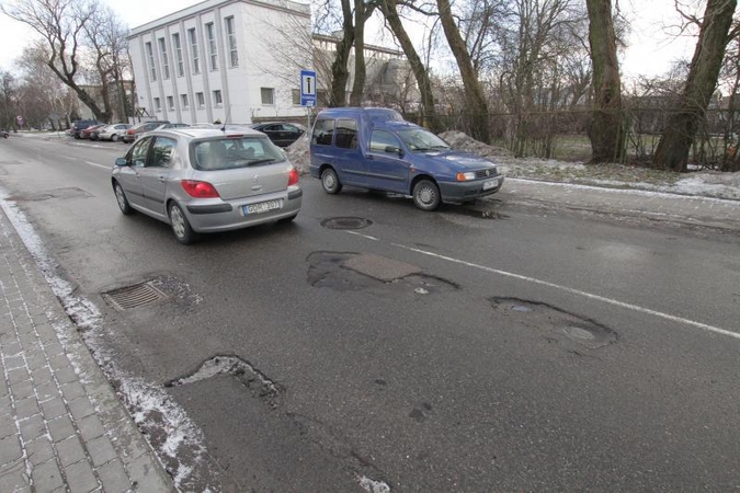 Dėl permainingų orų uostamiesčio gatves išvagojo duobės