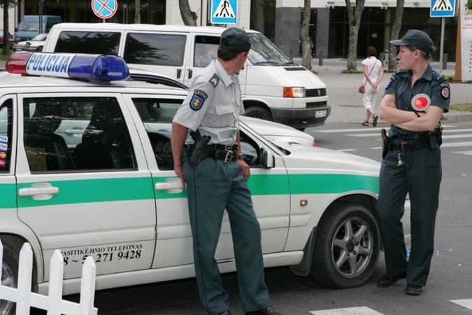 Policijos pareigūnams vairuotojai ir keleiviai siūlė kyšius