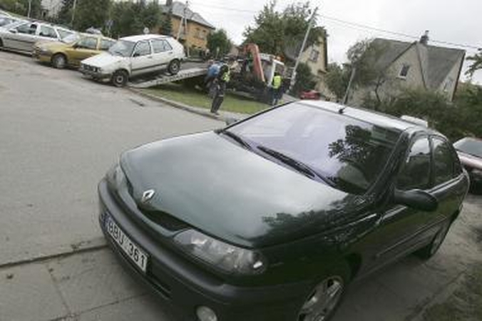 Automobilių savininkai - įkaitai daugiabučių kiemuose