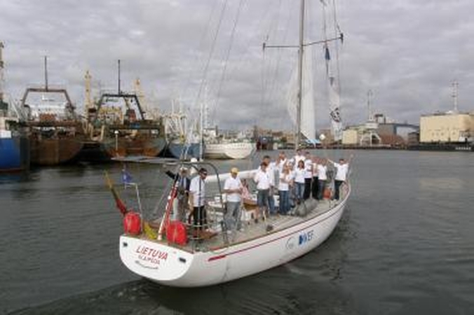 Jachta „Lietuva“ išplaukia į regatą „The Tall Ships Races“