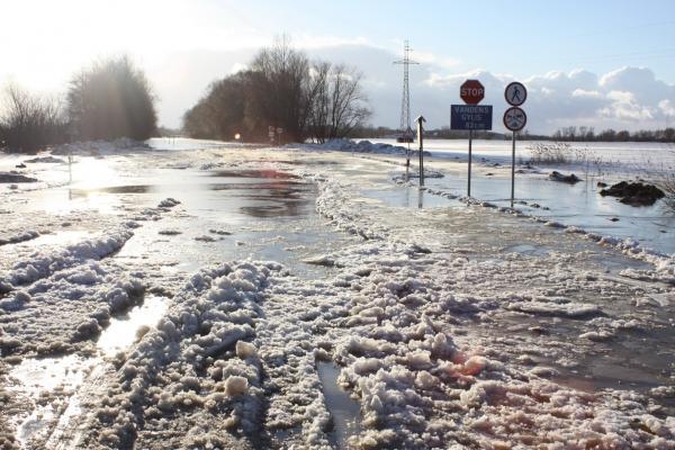Vanduo apsemtame kelyje Šilutė-Rusnė slūgsta