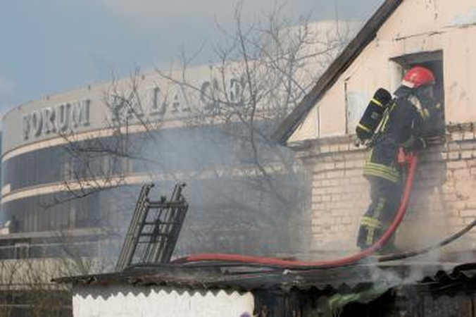 Šnipiškėse vėl degė vos prieš savaitę gesintas namas