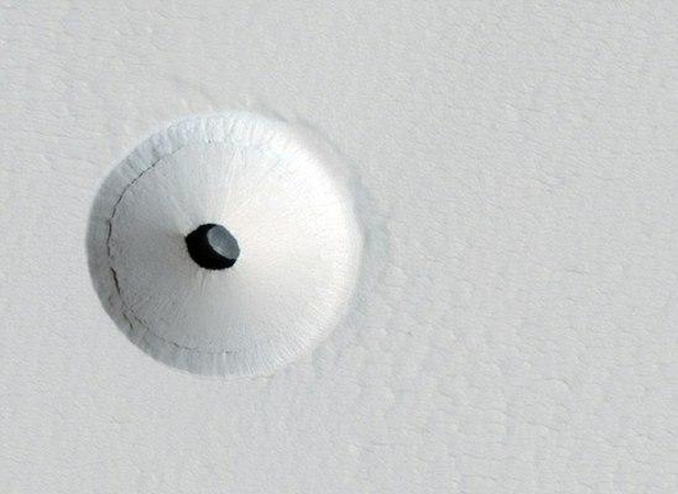 Marse astronomų dėmesį patraukė keistas krateris su požeminiu urvu