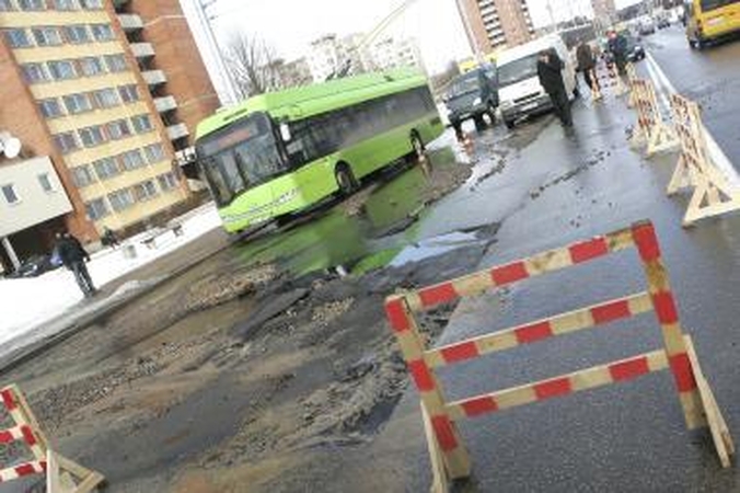 Kaune vidury gatvės išsiveržė „fontanas“