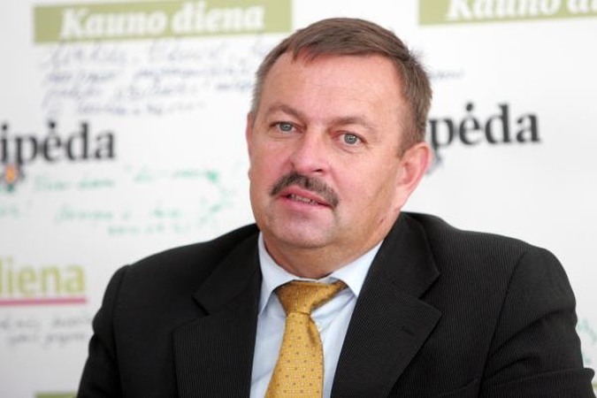 Raginant V.Navicką atsistatydinti - dvi tarybos narių parašų rinkimo akcijos