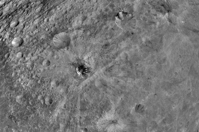 NASA paskelbė naujas asteroido Vesta nuotraukas