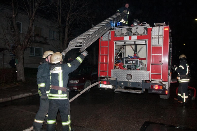 Per gaisrą Salininkuose žuvo vienas žmogus, du smarkiai apdegė