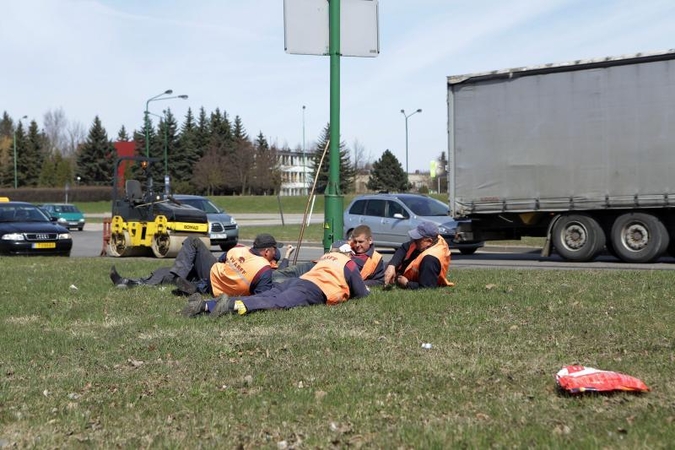 Šilutės plento ir Baltijos prospekto sankryžoje lopomos duobės