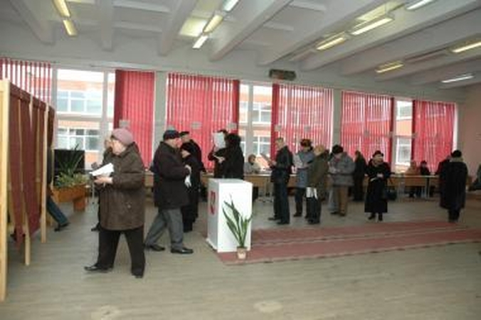 Rinkėjams tenka laukti eilėse