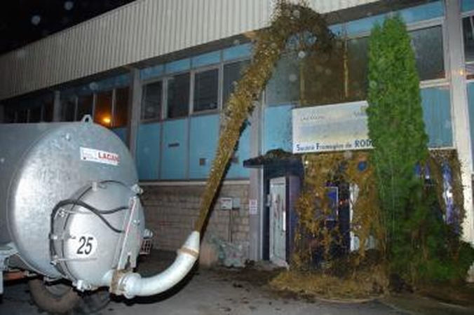 Mėšlidžių tikrinti atvažiavusias moteris ūkininkas apipylė srutomis