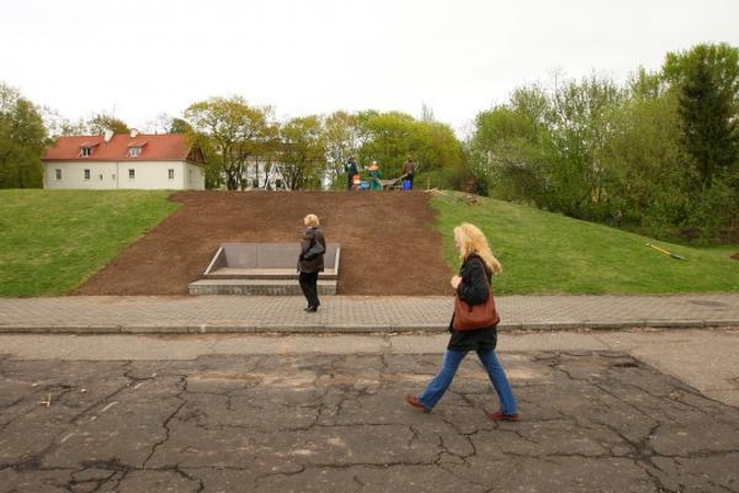 Santakos parke - kalnelis bronziniam popiežiui