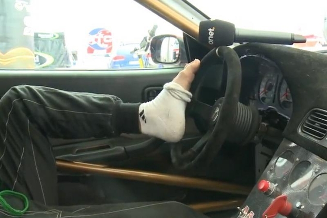 Rankų netekęs lenkas vairuoja sportinį automobilį
