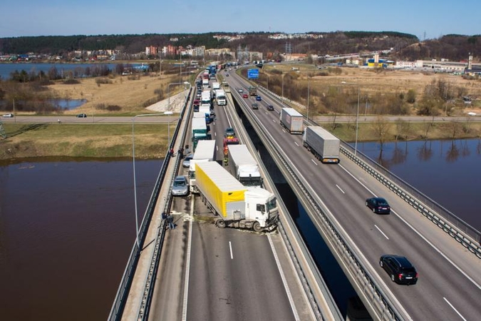 Ant Č.Radzinausko tilto susidūrė 3 vilkikai, kilo milžiniškos spūstys