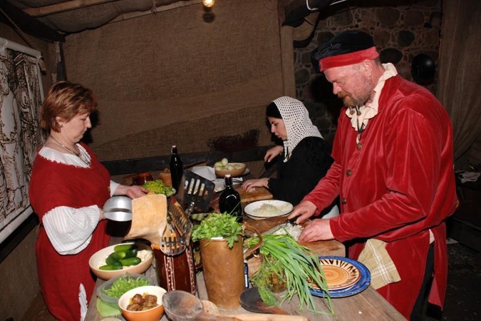 Naktis Trakų pilyje – su riterių kalavijų  žvangesiu ir viduramžių egzotika
