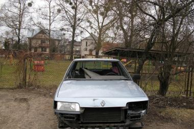 Vaikų darželio pašonėje - tikra griuvena