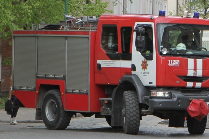 Sekmadienio vakarą Klaipėdoje liepsnojo automobilis