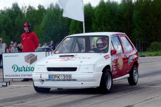"Drag" lenktynės: sudrebino automobilių gausmas