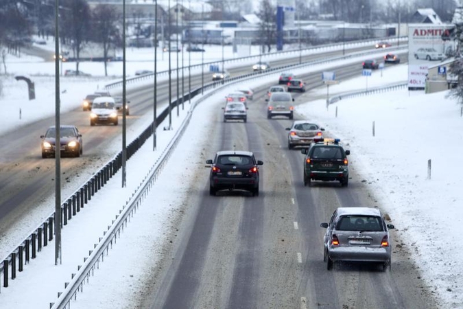 Sekmadienį eismo sąlygas sunkina lijundra