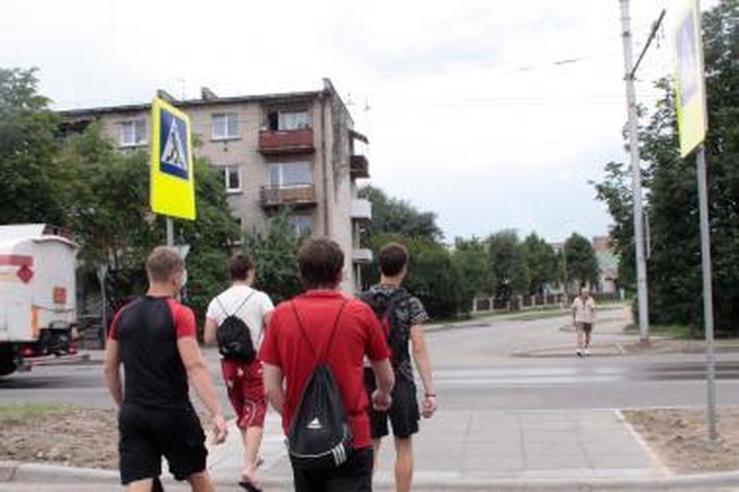 Tarnautojai K.Baršausko gatvėje pėstiesiems įrengė nesaugią perėją (papildyta)